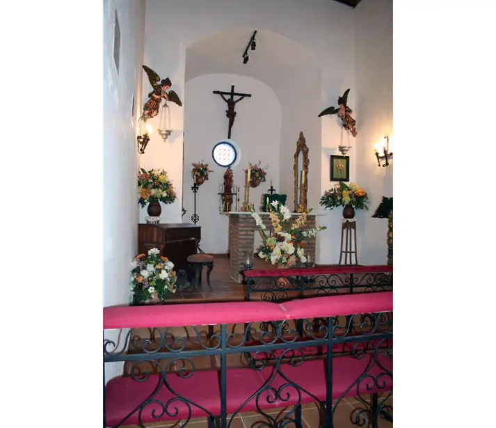 capilla interior altar vertical bancos rosa