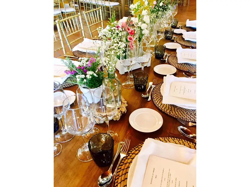mesa banquete detalle flores vajilla madera