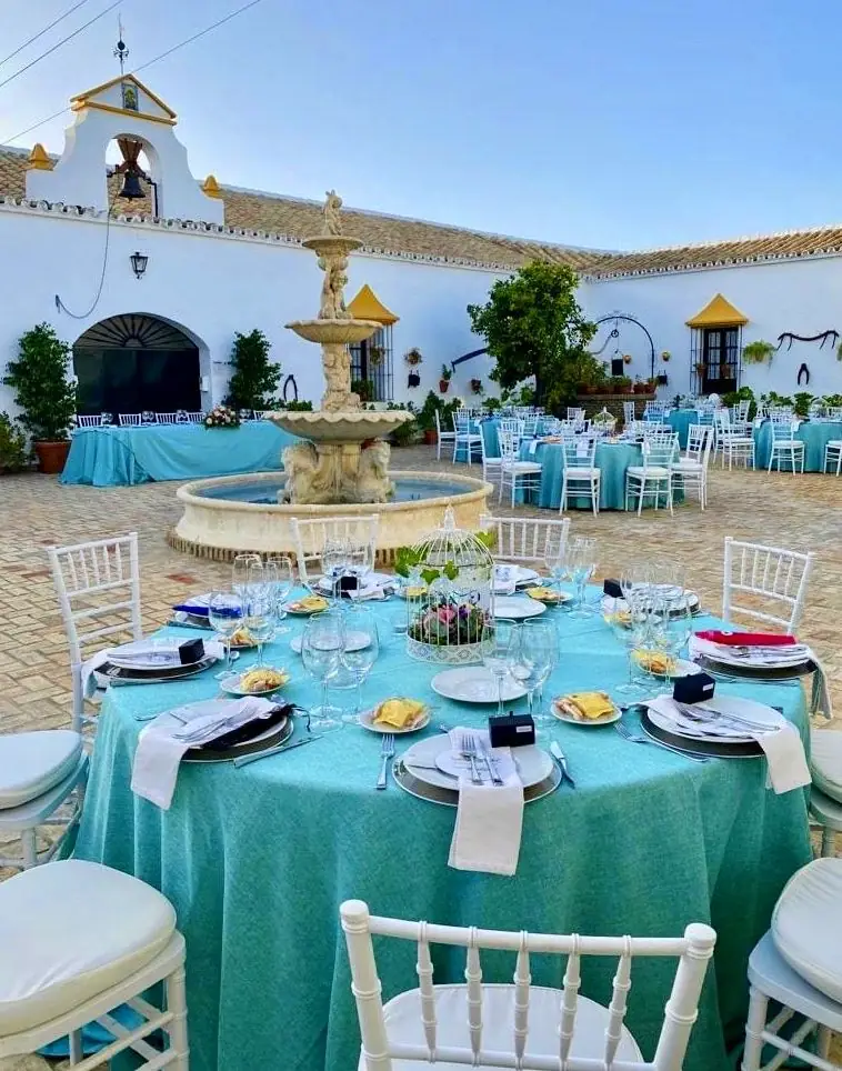 banquete mesas turquesa fuente protagonista