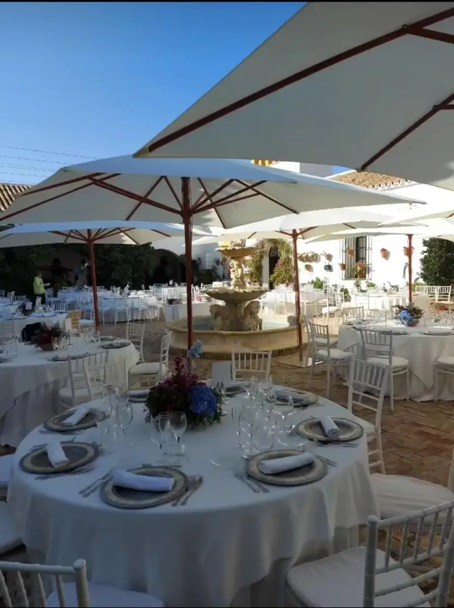 banquete sombrillas blancas + fuente