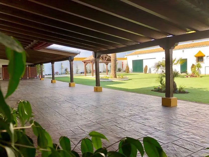 porche cubierto pergola cesped pampas