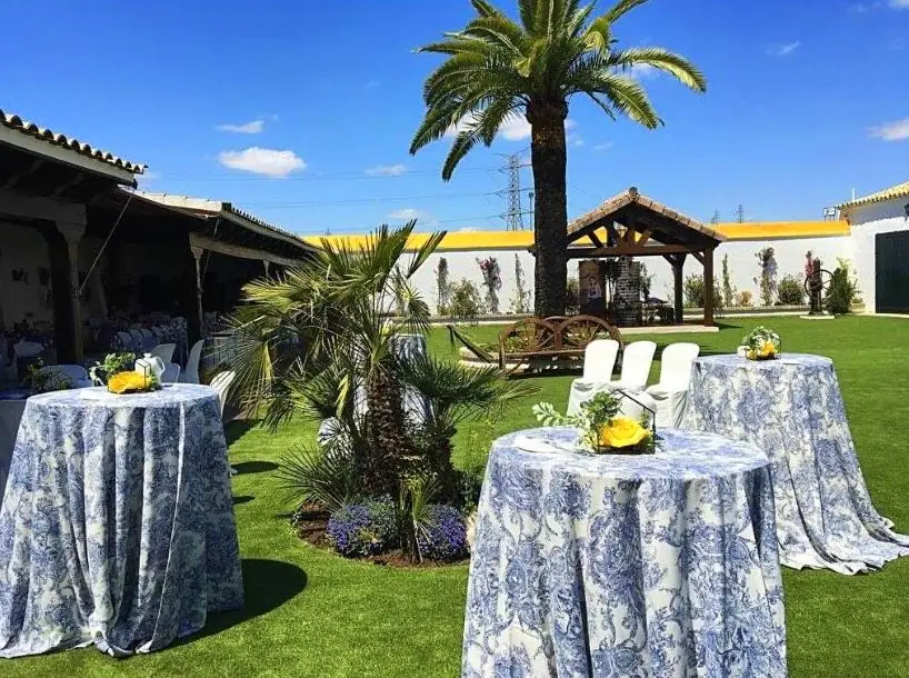 jardin cesped mesas cocktail toile azul + cenador
