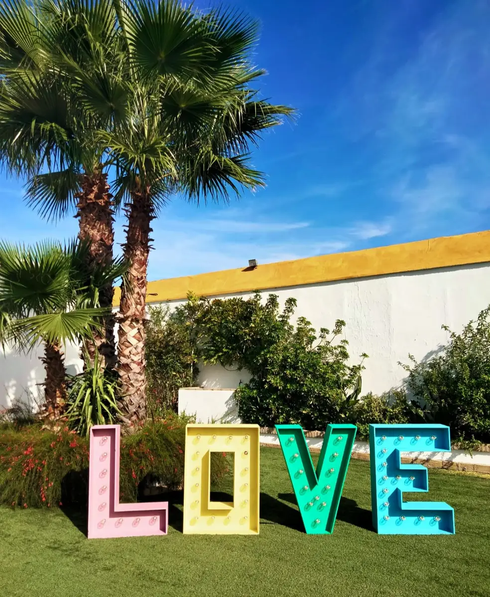 letras LOVE en cesped