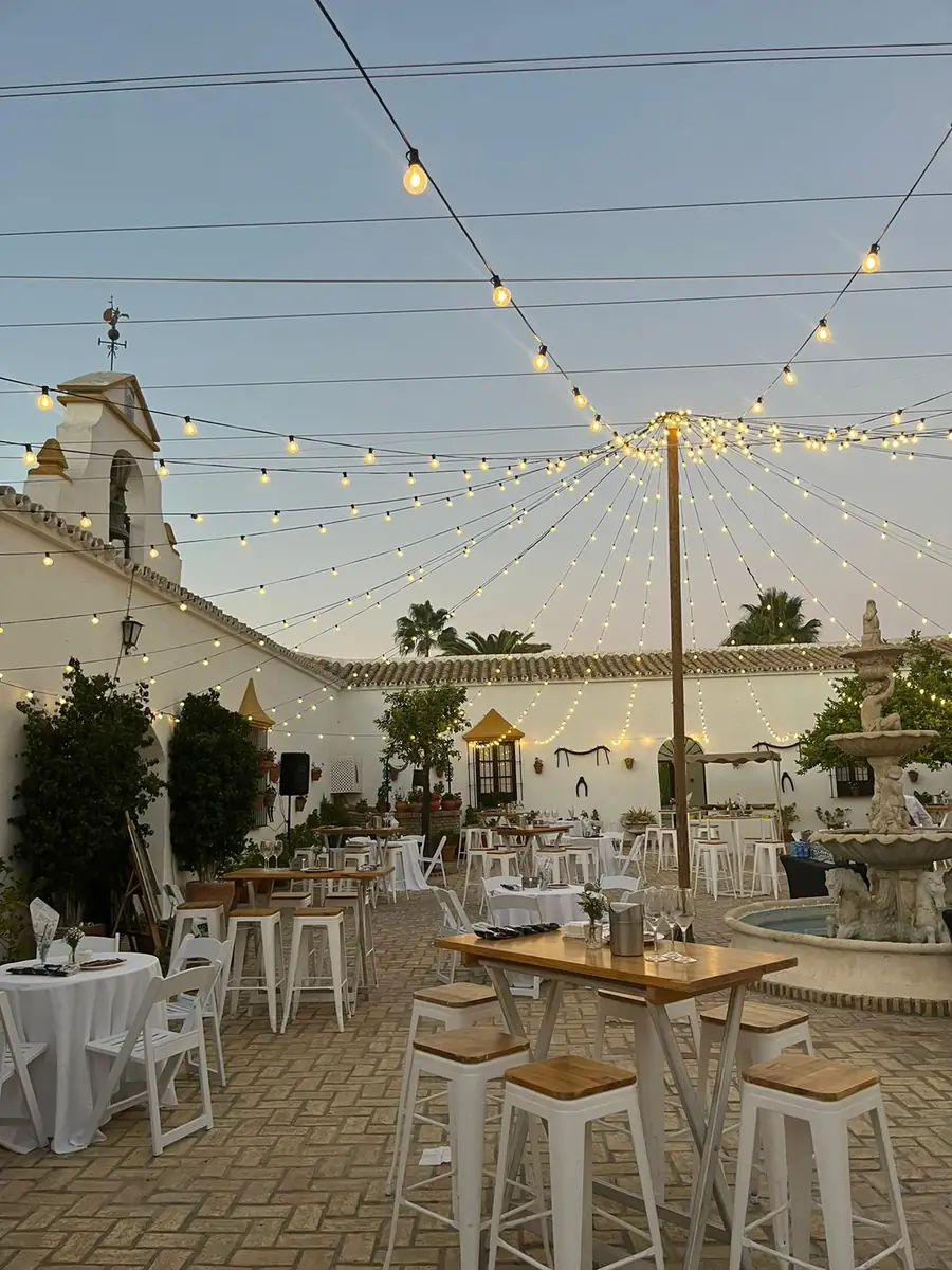 patio fuente NOCHE guirnaldas luces coctel