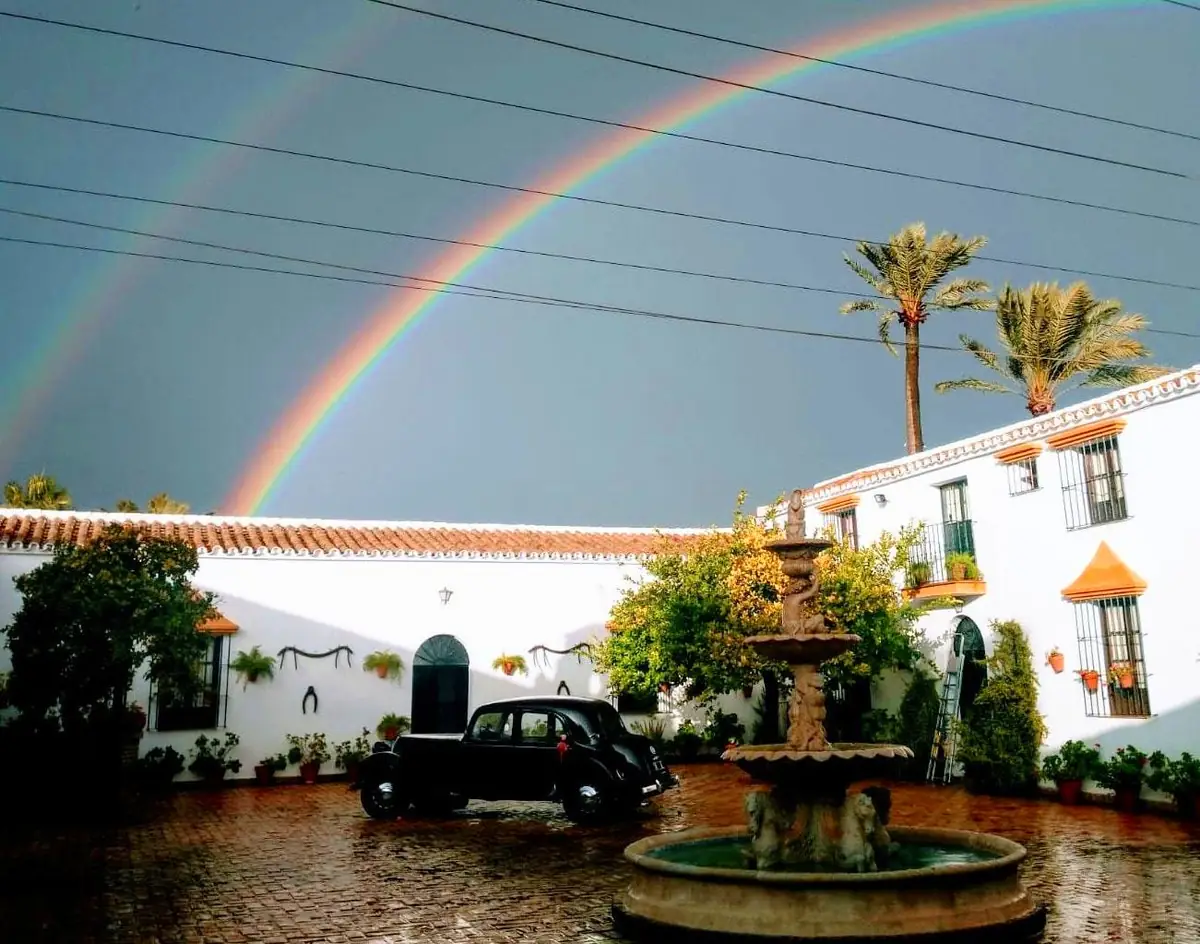 El patio con arcoíris