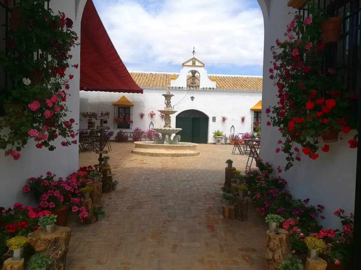 entrada patio fuente toldo rojo nublado