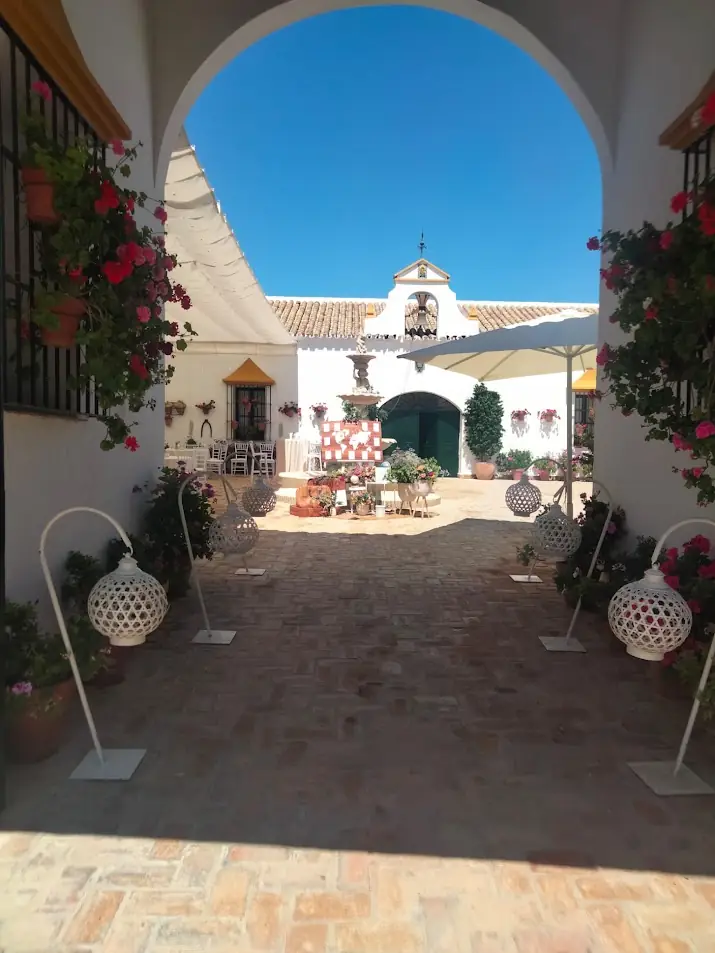 entrada arco patio farolillos decoracion