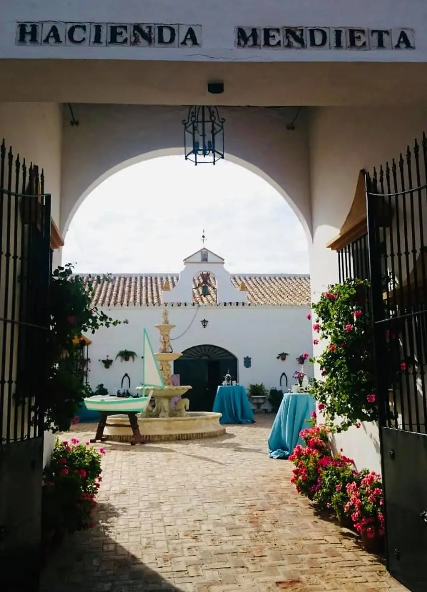 entrada arco Hacienda Mendieta barca decorativa vertical