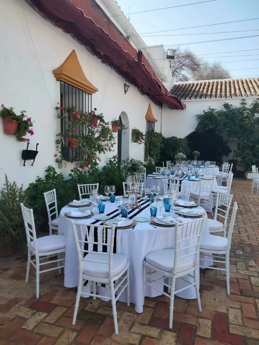 banquete toldo rojo mesas redondas