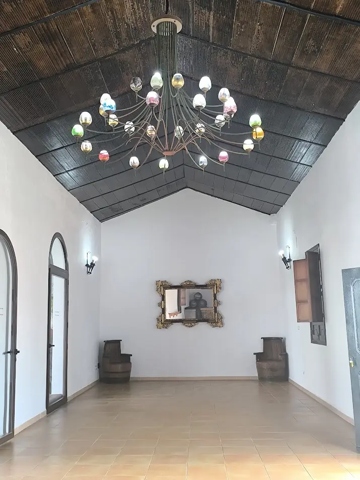 salon vacio lampara arana colores