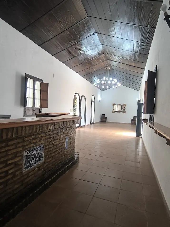 salon interior vacio barra ladrillo